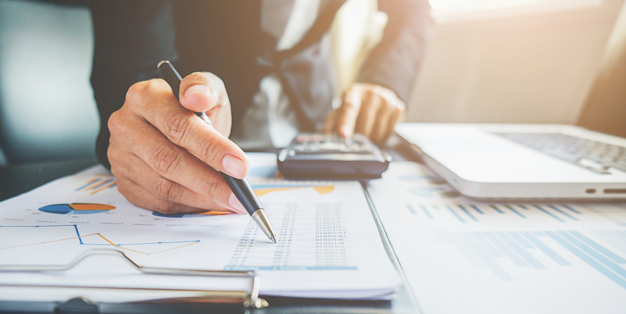 Contador trabajando en declaraciones fiscales